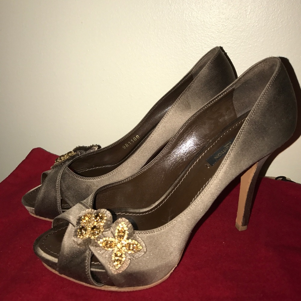 Louis Vuitton Satin Logo pump